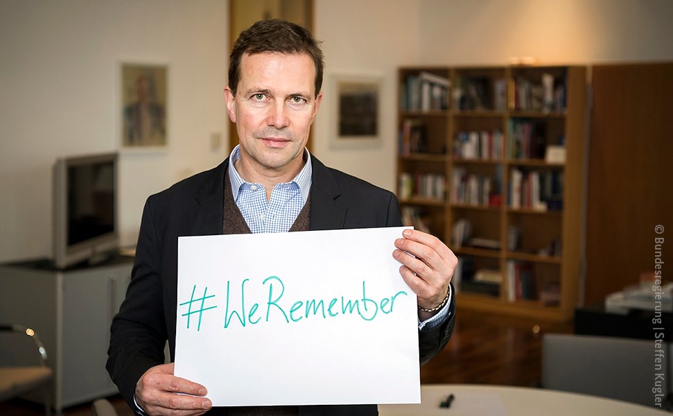 RegSprecherStS's tweet photo. Morgen ist der Internationale Tag des Gedenkens an die Opfer des Holocausts während der nationalsozialistischen Diktatur in Deutschland. Er ist Erinnerung an das Geschehene und Mahnung für unsere Welt heute. #WeRemember https://t.co/V7vEDhKY9x