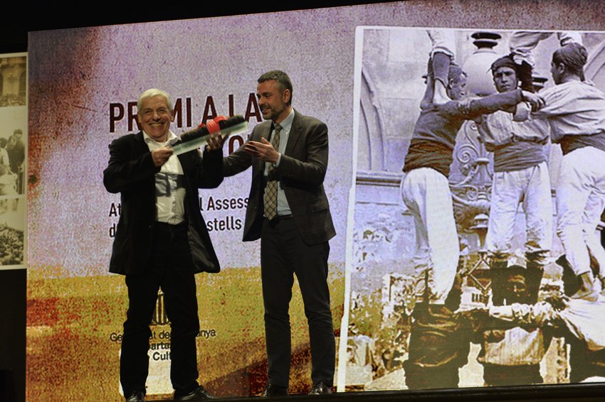 revistacastells's tweet photo. A la #NitdeCastells17, el Premi a la trajectòria va ser per a  Pere Gassó, casteller dels @bordegassos des dels seus inicis, per continuar sent un membre actiu de la colla https://t.co/Zd4Y4iQKFt #NitdeCastells18 https://t.co/YXbjOyk3yv