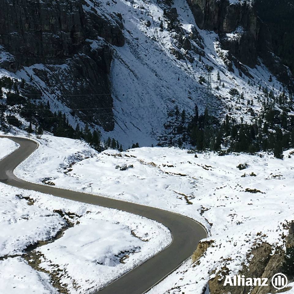 Allianz_es's tweet photo. A parte del riesgo que conlleva, ¿sabías que si circulas sin cadenas de #nieve cuando la señalización así lo obligue, pueden multarte? Disfruta del fin de semana de forma segura. #SeguridadVial #FelzFinde https://t.co/7bEyt2vsVB