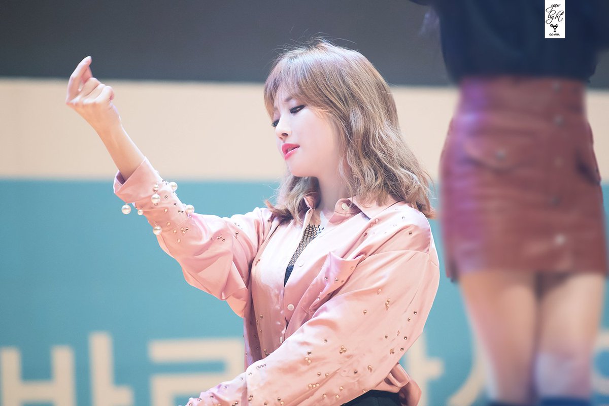 171106 2018 평창올림픽 자원봉사자 발대식 by 잭콕
#유라 #걸스데이 #yura #girlsday
우리들이 사는 이 세계에는 누군가를 향한 사랑으로 가득 차 있어