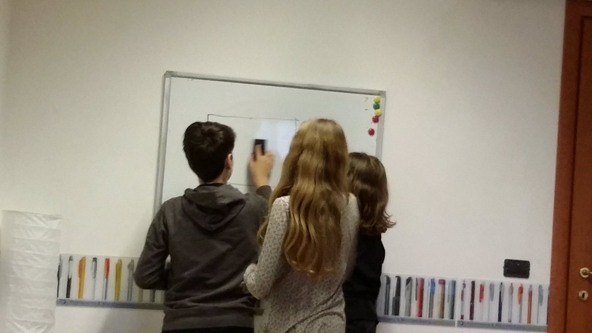DojoBracciano's tweet image. Brainstorming in action per la @kidsgamejam , il Team del @DojoBracciano sta progettando il gioco per la #kgj18 #togetherwewin yoooooooooo 😍