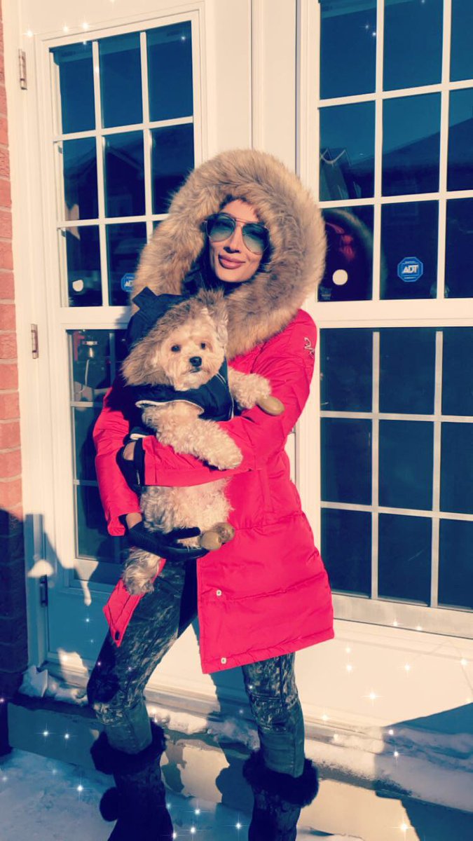 Don't be intimidated by the cold! Stay warm and fashionable like #CoF  founder <a href="/shenazm/">SM</a> in her <a href="/NorthAware/">North Aware</a> smart parka ❄️ Read about the winter wear brand that's disrupting Canadian fashion  🌟
charteroffashion.com/2018/01/25/hea…