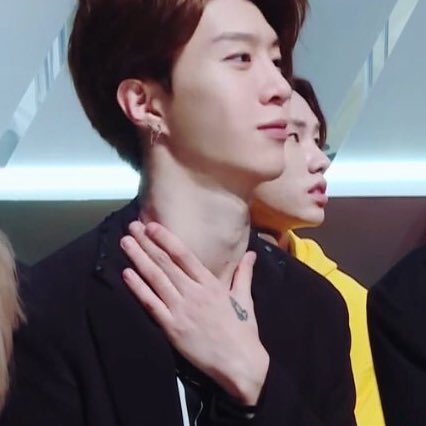 นอกจากจะเกิดปี2000 สูง183 เล่นบาสเล่นเปียโนเก่ง เป็นแรปเปอร์ เบ้าหน้าดี แล้วยังมีรอยสักอีก ไม่ไหวแล้วนะ เหมือนหลุดมาจากนิยายเลยเว้ย ;ㅅ; #FanChengcheng #idolProducer #ฟ่านเฉิงเฉิง