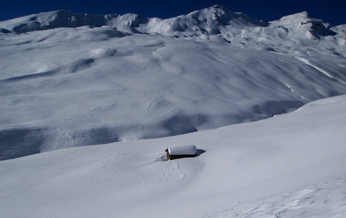 guidespacekilly's tweet image. Après une journée un peu hostile, le beau temps revient demain et le risque est en baisse. Profitez en pour programmer de belles randonnées dans nos brillantes montagnes de la Vanoise.