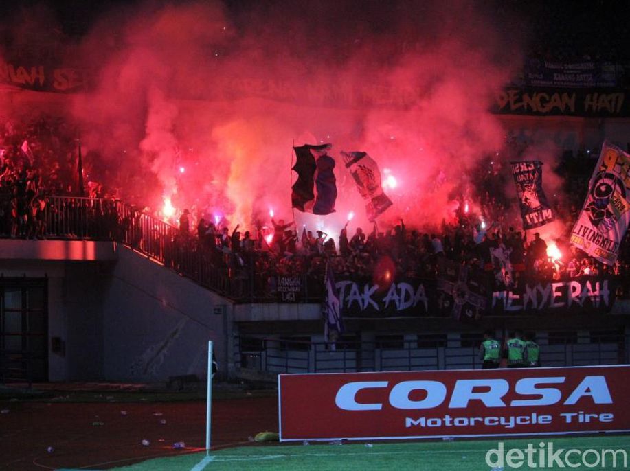Persib Kalah dan Tersingkir, Suporter Nyalakan Flare dan Lempar Botol detik.id/6BVmqO