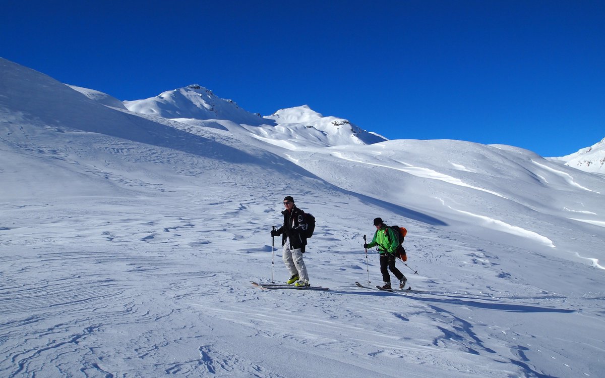 guidespacekilly's tweet image. Après une journée un peu hostile, le beau temps revient demain et le risque est en baisse. Profitez en pour programmer de belles randonnées dans nos brillantes montagnes de la Vanoise.