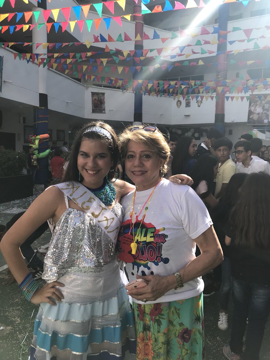 MauYunis's tweet photo. Mi hija Carnavalera #ACarnavALEar se dijo #Reina10 https://t.co/iYOTQbjwmM