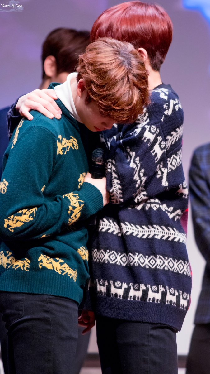 NumberOfCases's tweet photo. 171209 홍대팬싸인회 진제이
@offclASTRO #아스트로 #진진 #엠제이 #김명준 #MJ #JINJIN #ASTRO 

사이좋게 신문지 게임 https://t.co/DgWlBT9ko6