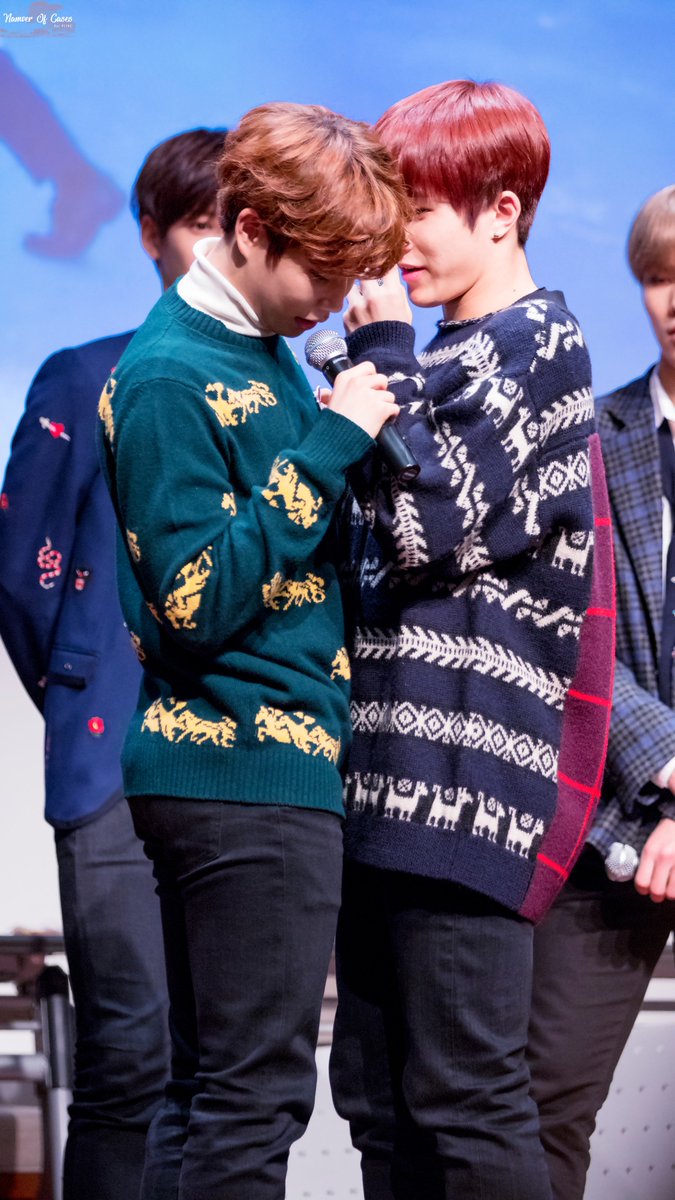 NumberOfCases's tweet photo. 171209 홍대팬싸인회 진제이
@offclASTRO #아스트로 #진진 #엠제이 #김명준 #MJ #JINJIN #ASTRO 

사이좋게 신문지 게임 https://t.co/DgWlBT9ko6