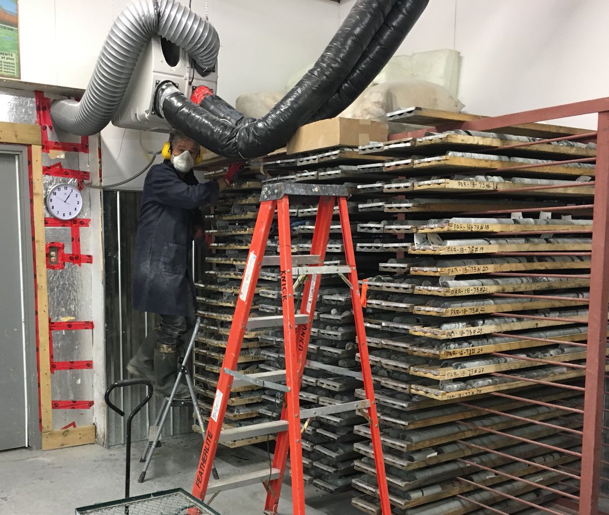 RenforthRes's tweet photo. A geo's work is never done....hard at work keeping up with the drill at #RenforthRes #Parbec #Gold project in #Malartic #Quebec #quebecgold https://t.co/0SUo6ktdTf