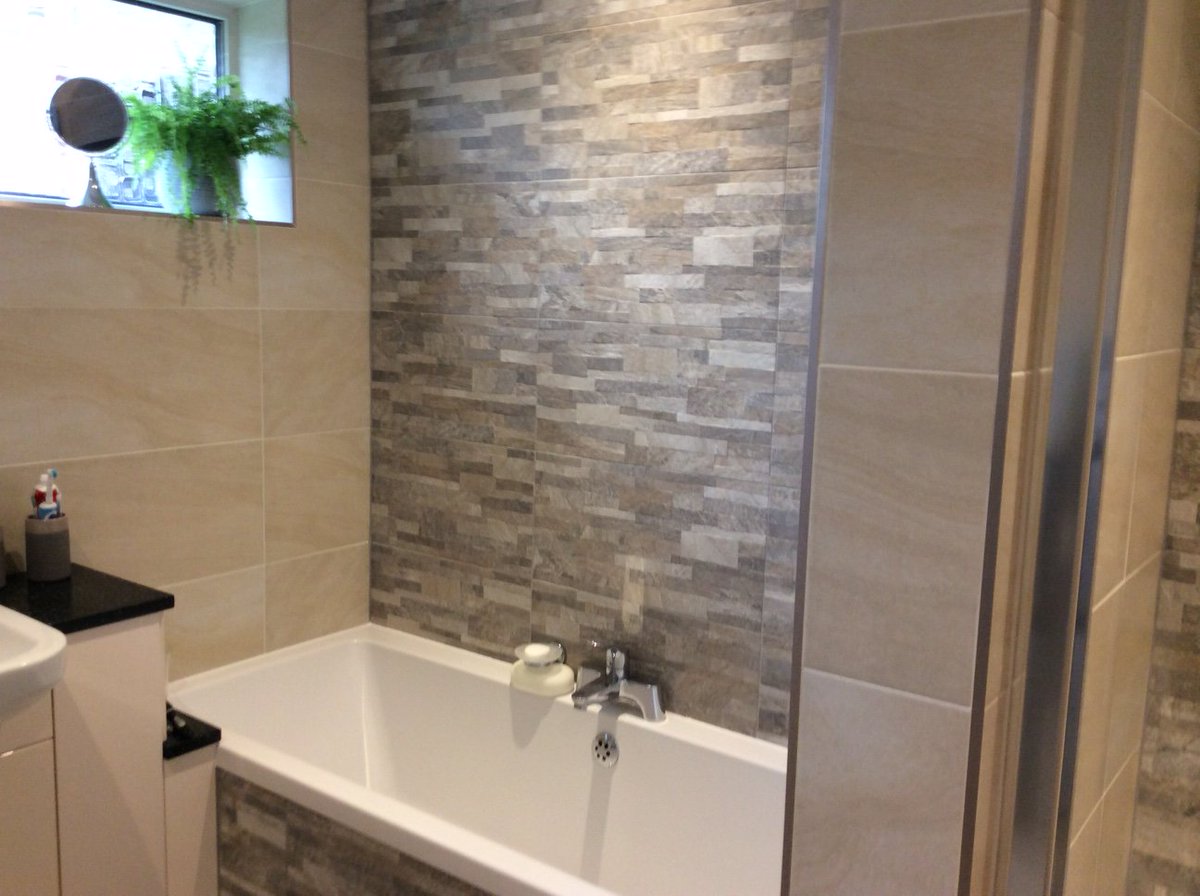 SalisburyTile's tweet image. Nice little bathroom with feature wall. stock range porcelain slate slip. @Sue_Palace #Tiles #Salisbury #palacechemicals #Porcelain #Wessex