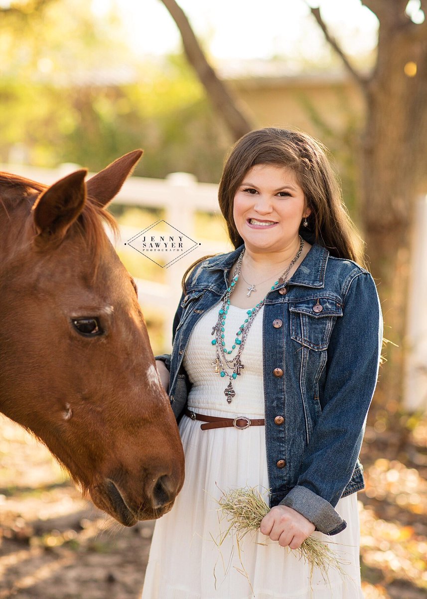 JSP_Photography's tweet photo. So fun getting to bring a horse into your shoot to make this shoot unique to YOU! #jennysawyerphotography https://t.co/BUG3hEwSYM