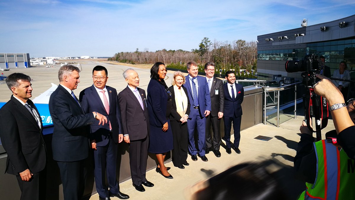 XiamenAirlines's tweet photo. Before the ceremony, we have a photo taking section.
Here we go Madam Alison Smale, John Bruns, Ambassador Cui and Zhao Dong, and the delegation group!
#XiamenAir #DeliveryCeremony #FlyforBetterWorld https://t.co/kXWgI6hAO8