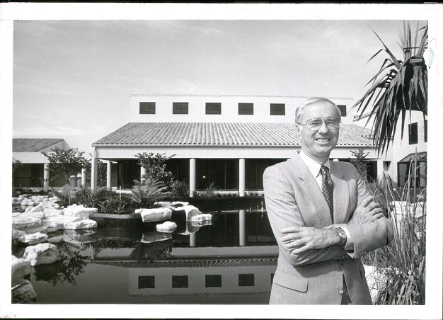 shulashotel's tweet photo. It's #FlashBackFriday of Bill Graham in @shulashotel courtyardπβ°#FBF #BillGraham #MiamiLakes #GrahamCompanies #TeamShulas #TimeFlies https://t.co/NTolRa9lgP