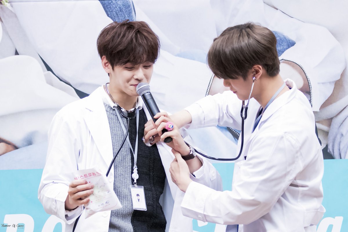 NumberOfCases's tweet photo. 171119 SS 2회차 팬사인회
@offclASTRO #아스트로 #차은우 #문빈 #은우 #ASTRO #MUNBIN #MOONBIN #CHAEUNWOO #EUNWOO 

서로 진찰해주는 비누👨‍⚕️ https://t.co/wlNnz6MHhI