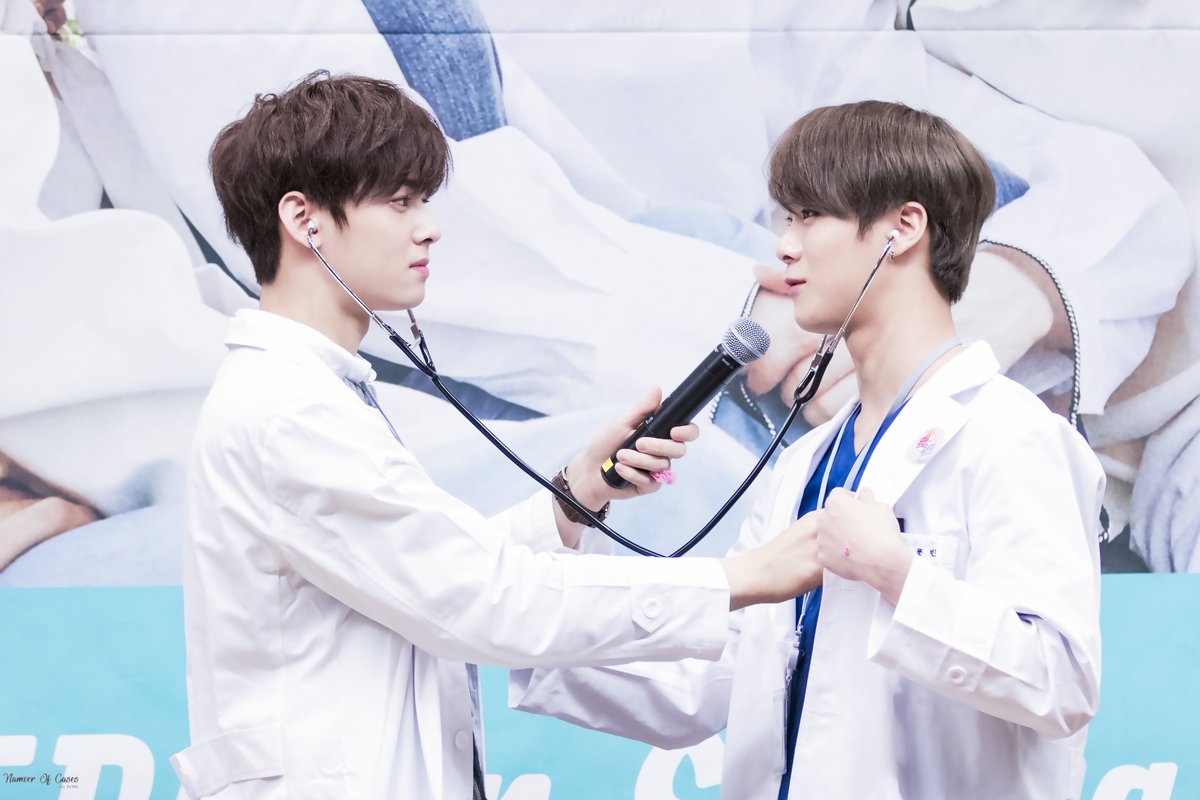 NumberOfCases's tweet photo. 171119 SS 2회차 팬사인회
@offclASTRO #아스트로 #차은우 #문빈 #은우 #ASTRO #MUNBIN #MOONBIN #CHAEUNWOO #EUNWOO 

서로 진찰해주는 비누👨‍⚕️ https://t.co/wlNnz6MHhI
