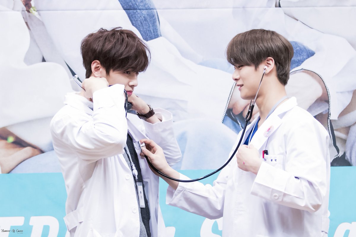 NumberOfCases's tweet photo. 171119 SS 2회차 팬사인회
@offclASTRO #아스트로 #차은우 #문빈 #은우 #ASTRO #MUNBIN #MOONBIN #CHAEUNWOO #EUNWOO 

서로 진찰해주는 비누👨‍⚕️ https://t.co/wlNnz6MHhI