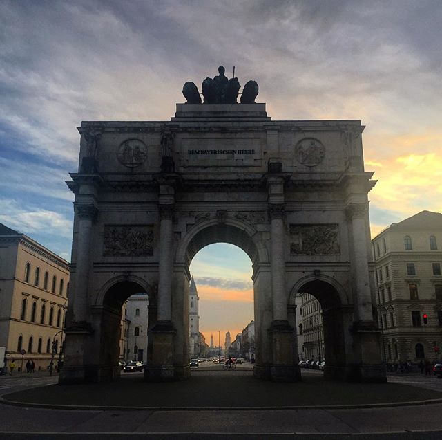 A long meditative afterwork walk 🚶🏼‍♀️🌆
.
.
.
.
#friday #fridaymood #fridays #fridayvibes #fridayfeeling #friyay #afterworkmunchies #afterworkwalk #afterworkmood #sunset #sunsetporn #sunsetinthecity #munichcity #munich #munichlove #munichgirl #municharchitecture #munichw…