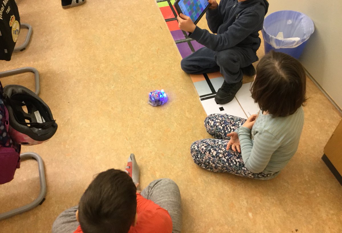 JosefineBertil's tweet photo. Peppen man kände för dagens första lektion, premiär för programmering med blue-bot. Ett ekande wow i klassrummet när vår IT-pedagog tog fram de små robotarna 😄 Efter ett tag hittade eleverna på egna vägar och ställde sig i banor. Ser framemot vårens arbete 😍 #stenkulaskolan https://t.co/FogfISzmbB