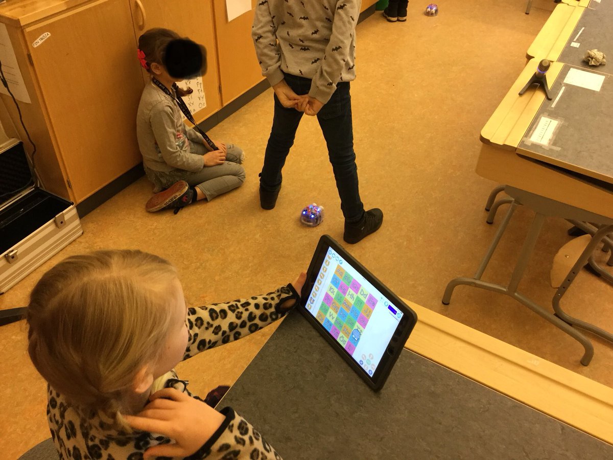Peppen man kände för dagens första lektion, premiär för programmering med blue-bot. Ett ekande wow i klassrummet när vår IT-pedagog tog fram de små robotarna 😄 Efter ett tag hittade eleverna på egna vägar och ställde sig i banor. Ser framemot vårens arbete 😍 #stenkulaskolan