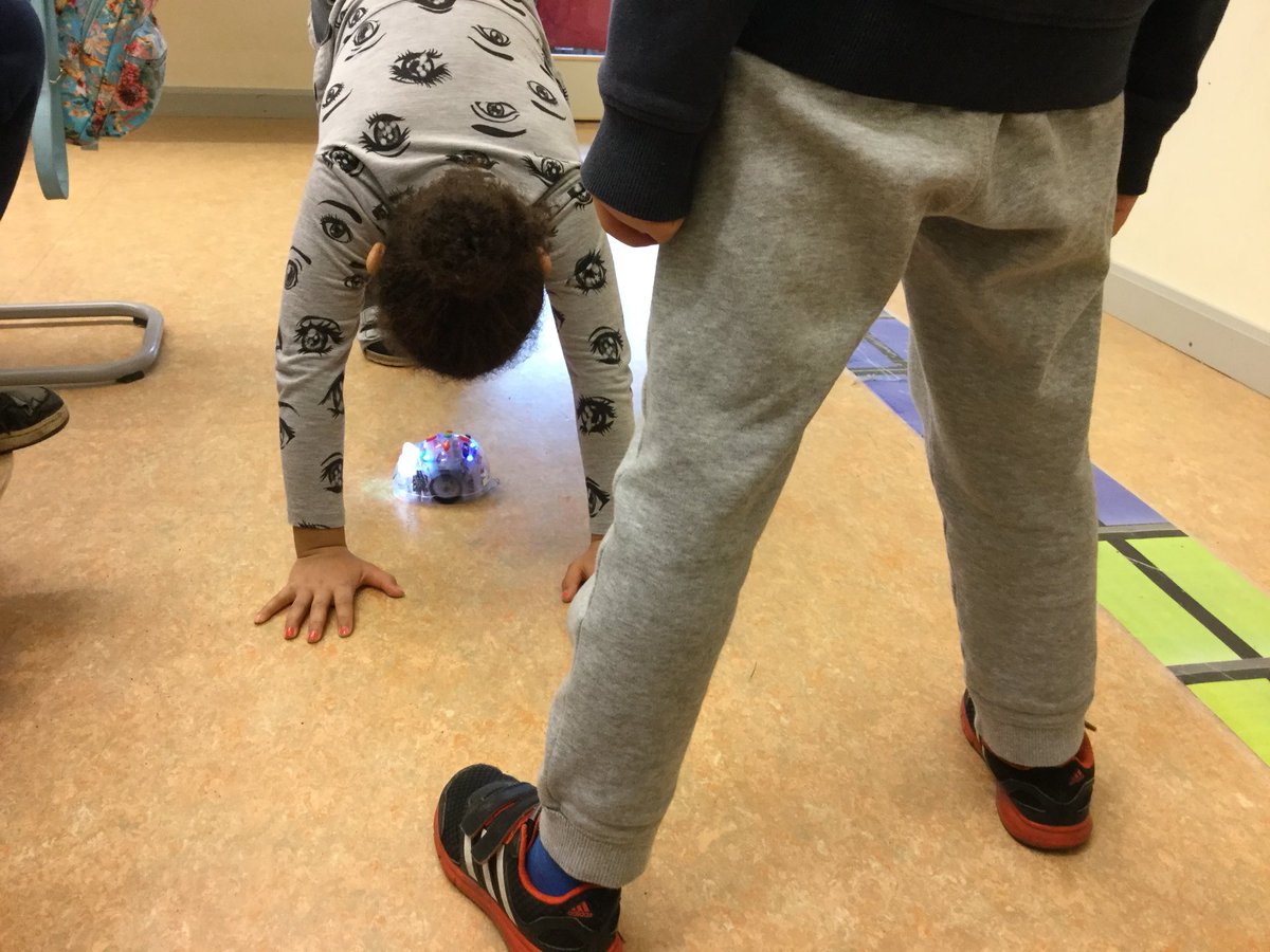 JosefineBertil's tweet photo. Peppen man kände för dagens första lektion, premiär för programmering med blue-bot. Ett ekande wow i klassrummet när vår IT-pedagog tog fram de små robotarna 😄 Efter ett tag hittade eleverna på egna vägar och ställde sig i banor. Ser framemot vårens arbete 😍 #stenkulaskolan https://t.co/FogfISzmbB