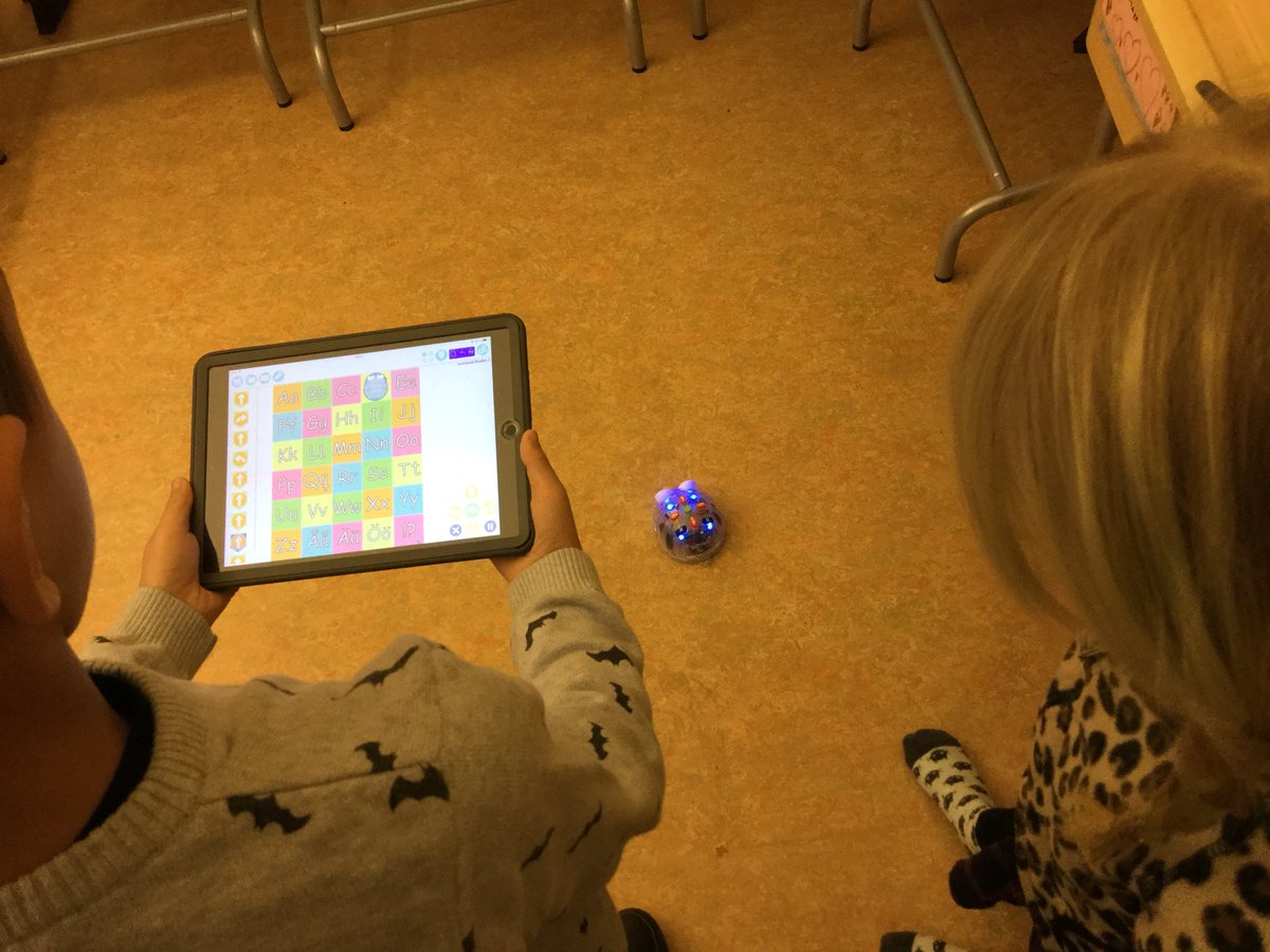 JosefineBertil's tweet photo. Peppen man kände för dagens första lektion, premiär för programmering med blue-bot. Ett ekande wow i klassrummet när vår IT-pedagog tog fram de små robotarna 😄 Efter ett tag hittade eleverna på egna vägar och ställde sig i banor. Ser framemot vårens arbete 😍 #stenkulaskolan https://t.co/FogfISzmbB