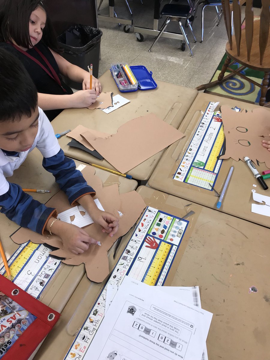 ErbsMachelle's tweet photo. Working on our Groundhogs! #REByrdistheword #comeonspring #GroundhogDay #firstgradefun https://t.co/fNZBaZun9o