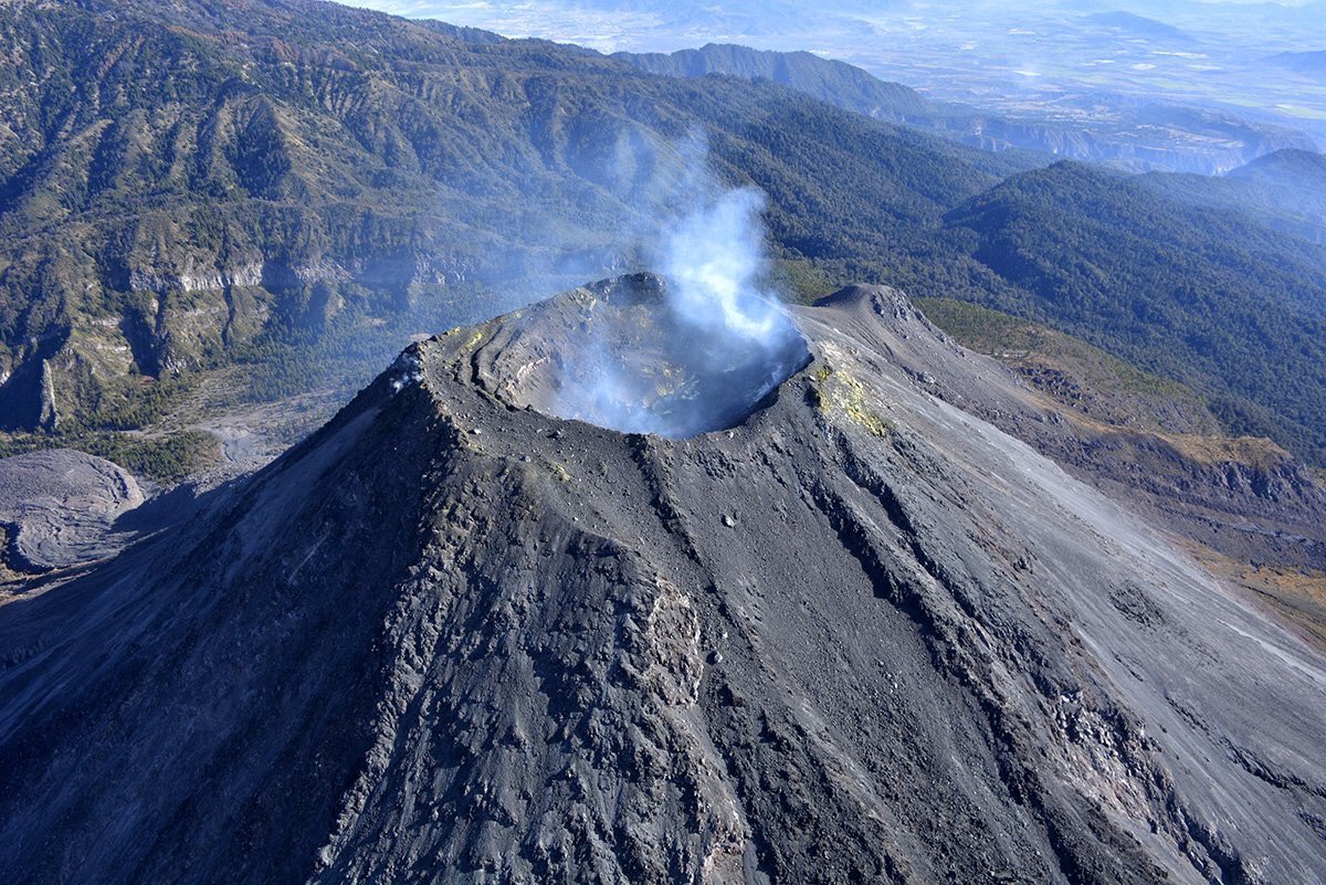 Sobrevuelo de @PCJalisco al Volcán de Fuego de Colima 🇲🇽 Estratovolcán  Poligenético Altitud 3,860msnm Diámetro cráter 250m El más activo de México!, image size:1200x801