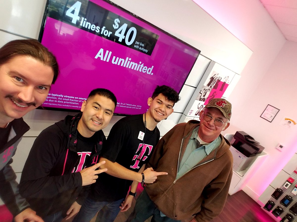 TmobileCaballo's tweet photo. Thank you for dropping by on your lunch Mr.Johnson and joining T-Mobile!! #55PlusPromo #A30 #MagentaPlaymaker  @tmobbbrianaoki @nazarma https://t.co/Z4vdboavx5