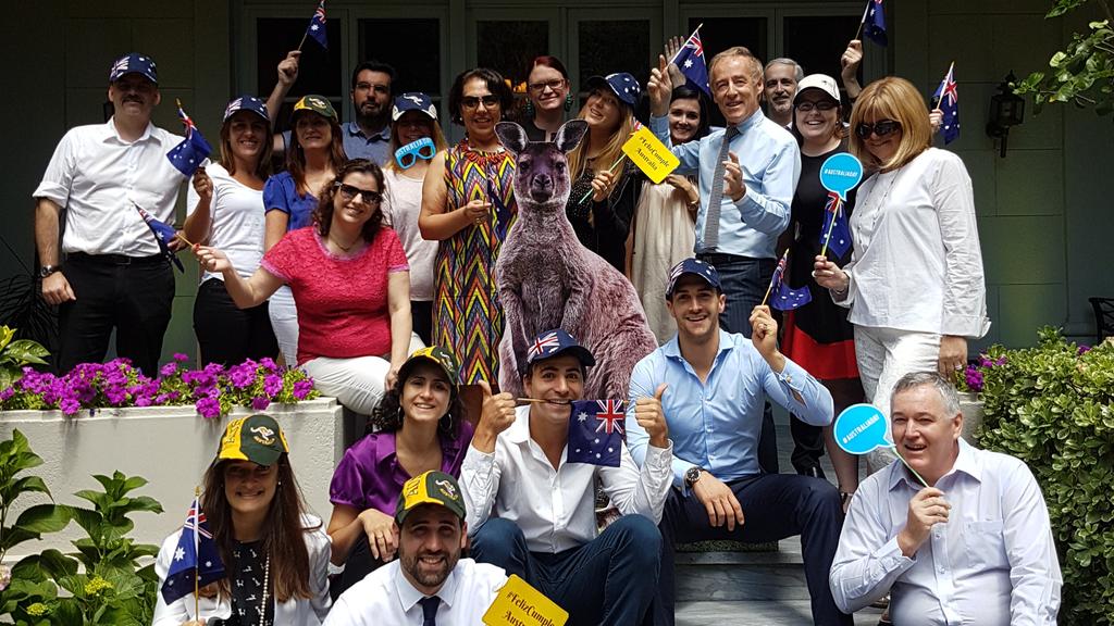 EmbAustraliaBA's tweet photo. Todo el equipo de la Embajada de #Australia festeja #AustraliaDay #AustraliaDay2018 🇦🇨🇦🇷🇺🇾🇵🇾 https://t.co/SwAPSzwtci