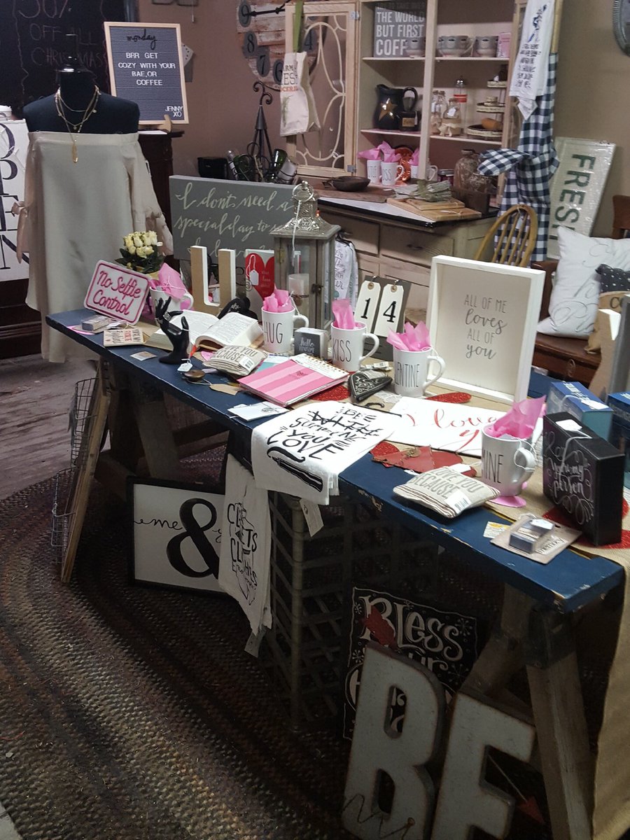 jenny_corner's tweet photo. Getting ready for the weekend #jennyscorner #shopsmall #shopscranton @pa.scranton #fashion #loveyourself #local #newinventory #liveyourbestlife #makeyourhomesmile #homedecor #vintagestyle #shabbychic #farmhousestyle #rustic #pillow #signs #antique #helloscrantonpa https://t.co/LYkCEOHDG3