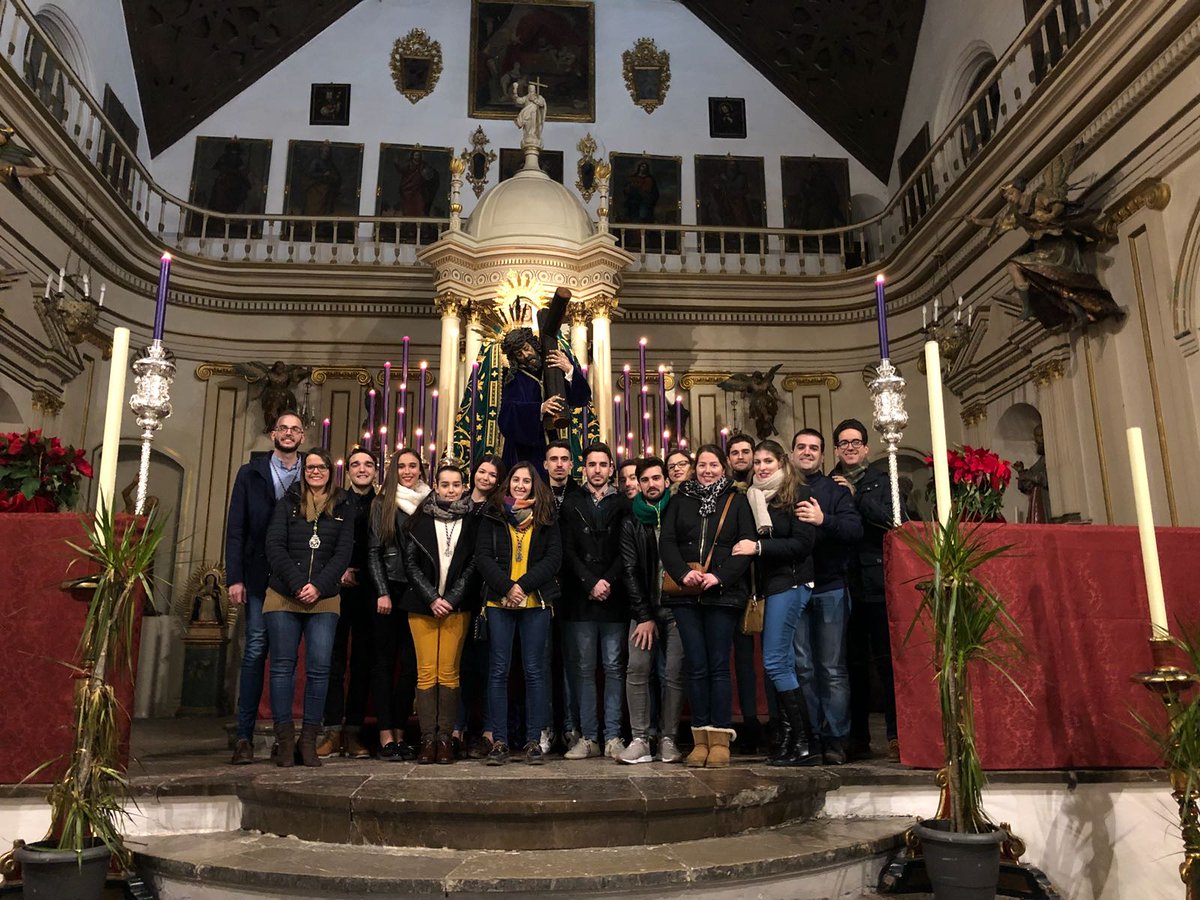 HdadEsperanza's tweet photo. Hoy nos han acompañado los jóvenes de @GJovenViaCrucis y @JuventudLanzada #QuinarioGranPoder #Granada https://t.co/mHMgktuOjs