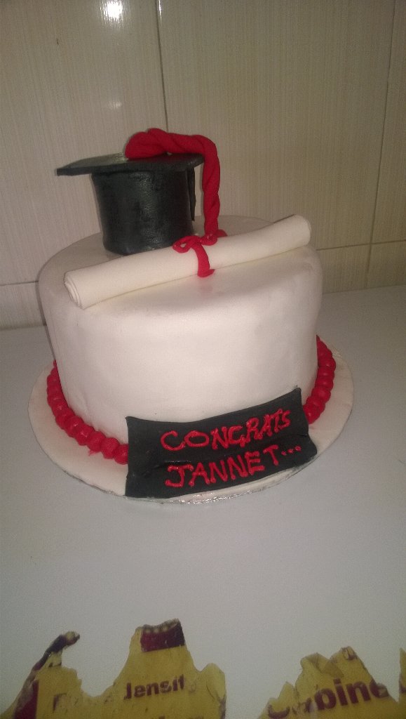 Janet_Atimango's tweet photo. Loved it all......thanks to @EMDconfectionery.....for my special cake😍😍😍 #graduationfeel#famLove https://t.co/SOonDvc80q