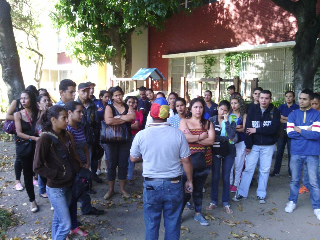 CE_FERMINTORO's tweet photo. Taller realizando por el Profesor Yoel Herrera dirigido a los padres y Representantes de Educ inicial con el fin de fortalecer el PTMS
#Cefermíntoro
#PTMS https://t.co/KENE3nWPyD