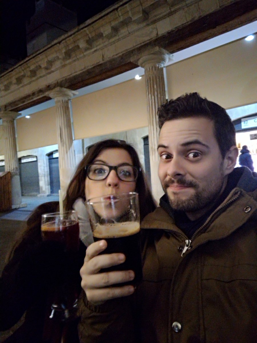 marketinezz's tweet photo. A Elisa le gusta la cerveza #CocoChango y el tinto es mío😂👌 https://t.co/k47NLMP9z4