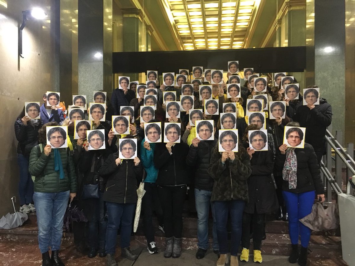 ConstruimRep's tweet photo. 😍🌠Envieu-nos les vostres fotos per privat i les anirem penjant al nostre twitter! Recordeu seguir al creador de la màscara: @MarkieBrown91

 #TotsSomPuigdemont #LlibertatPresosPolitics
#Onéspuigdemont https://t.co/Aze9sEStpo