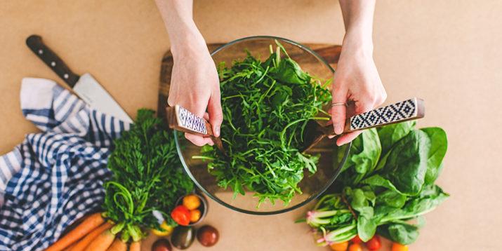 Salads can easily turn into calorie bombs if you’re not keeping an eye on portions and ingredients. Here's our simple formula for filling AND healthy salads.  #21dayfix bchbody.life/2EgEtNv