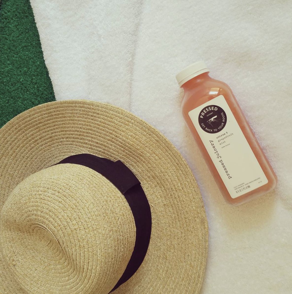 FashionGGW's tweet photo. @PressedJuicery @Nordstrom @TheGroveLA
#fashion #beach #style #flatlay #photo #pressedjuicery #hat #nordstrom #fashionable #ootdfashion #moda #stylist #losangeles #healthy #beachdays #beachlife #fashionggw #flatlaydesign #flatlayphoto https://t.co/JhEd8xhW5L