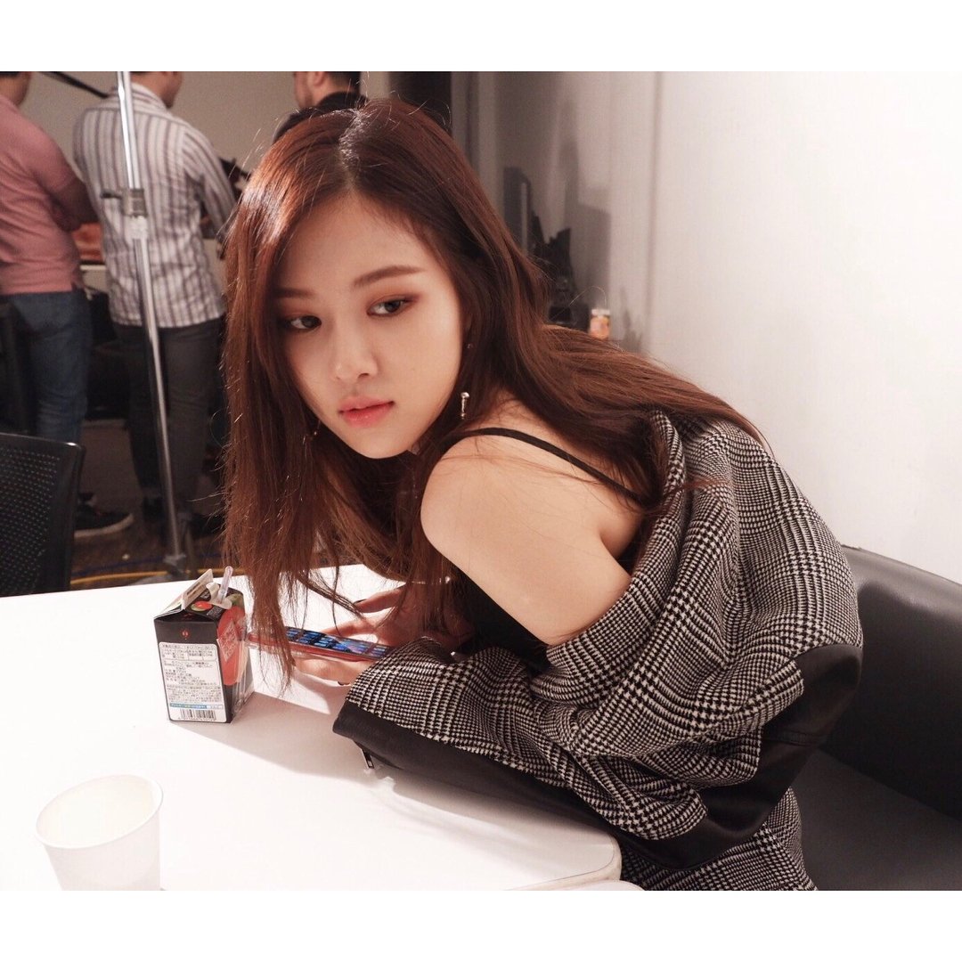Park_Chae_Young's tweet photo. #BLACKPINK #ROSÉ #GQ #BEHINDPICS #PICSBYLISA #ILOVEMYBLINKS #블랙핑크 #로제 #블링크사랑해 https://t.co/UQGsbbuGVu