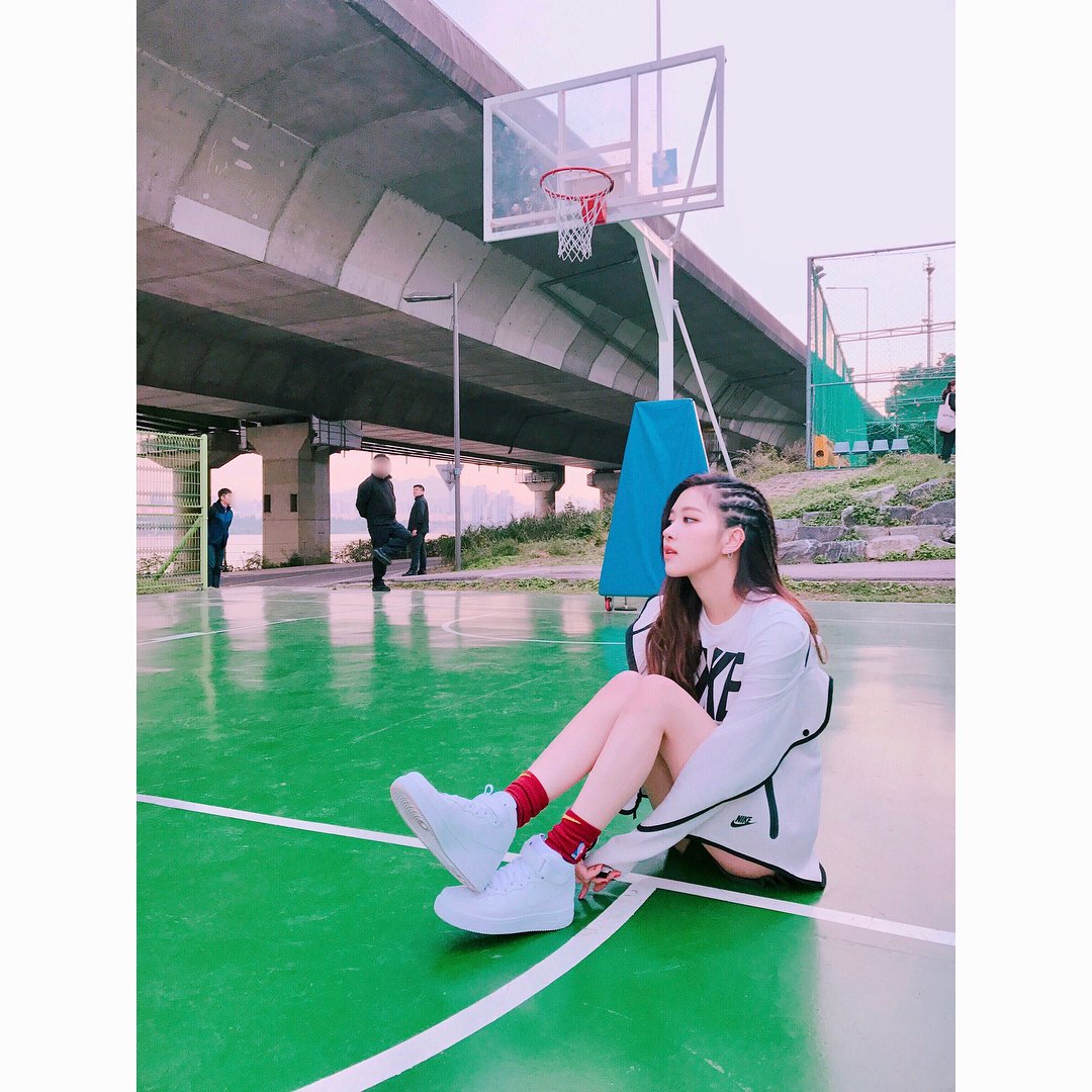 Park_Chae_Young's tweet photo. #BLACKPINK #ROSÉ #NIKE #FORCE #BEHINDPICS #BLINKS #한강은매우추웠다
Nike behind the scenes 🖤🖤 https://t.co/I8Uh6OKFGi