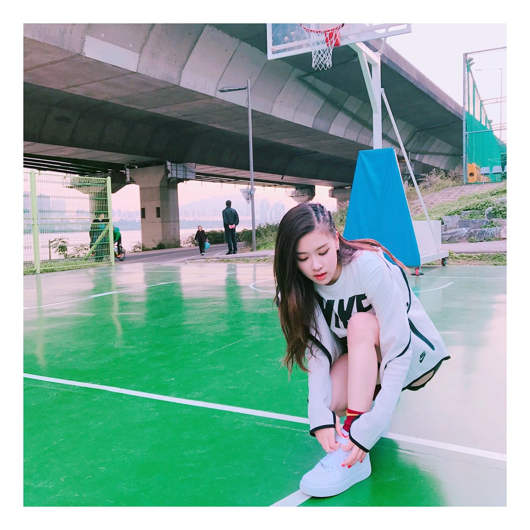 Park_Chae_Young's tweet photo. #BLACKPINK #ROSÉ #NIKE #FORCE #BEHINDPICS #BLINKS #한강은매우추웠다
Nike behind the scenes 🖤🖤 https://t.co/I8Uh6OKFGi