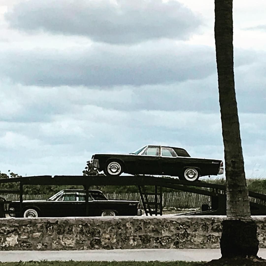 MiamiBeachPages's tweet photo. Back to the ‘80s #Miami #MiamiBeach #shooting #nicosstudio #80sfashion #80 #classiccar #lincoln #rollsroyce #lamborghini #ferrari https://t.co/Fuad68mQQV