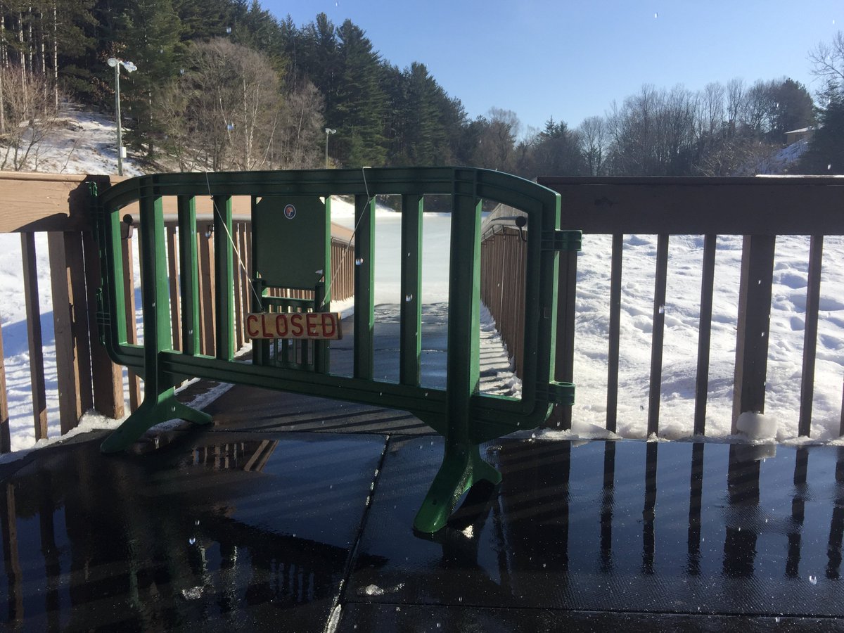 petoskeyparks's tweet photo. Too warm.  Too cold. Please make up your mind Mother Nature! Rinks CLOSED tonight. https://t.co/2EPPx0UUBu