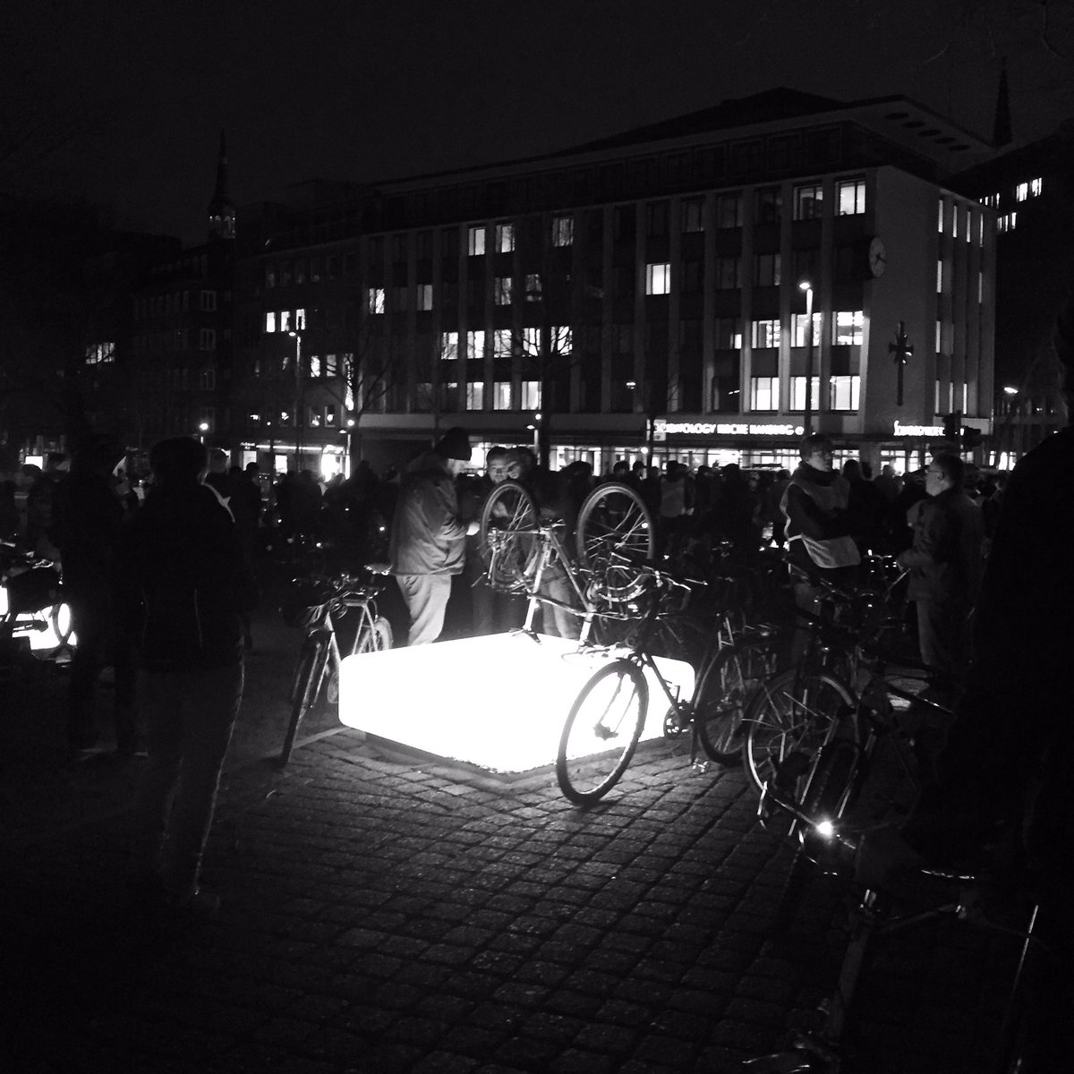 velook_together's tweet photo. Lagerfeuer Atmosphäre ❤️
#velook #together #hamburg #fahrrad #bicycle #criticalmass #criticalmasshamburg #cm #cmhh https://t.co/IBaDofNNeY
