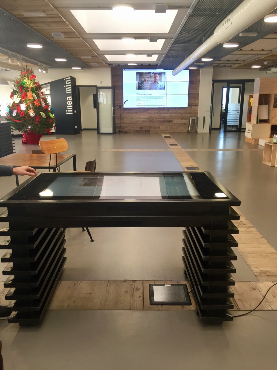 Spegniamo le luci dell'ufficio e ci diamo appuntamento alla prossima settimana... anche se è difficile staccarsi dalle infinite potenzialità del tavolo interattivo. Buon weekend e stay touch!