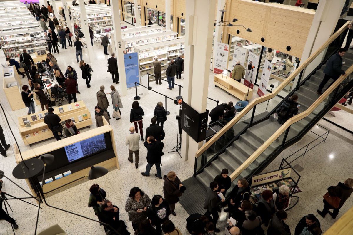 Avui inaugurem a Les Corts la biblioteca Montserrat Abelló, instal•lació moderna especialitzada en innovació i tecnologia. Antiga fàbrica de dones q manté la memòria del passat industrial, i es projecta amb el nom d’una poeta feminista a qui Barcelona sempre recordarà
