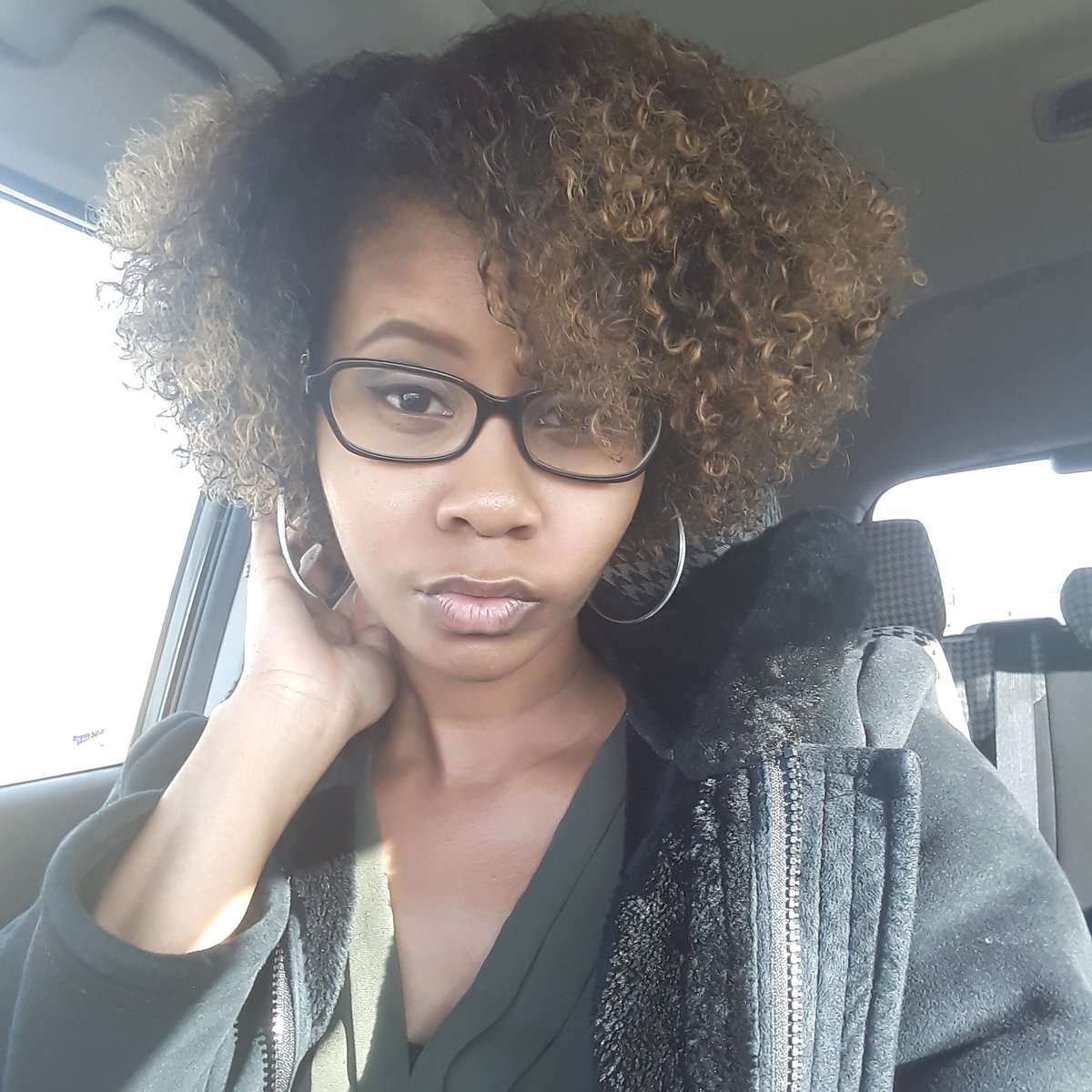 Dsosweet17's tweet photo. Who said naturals can't rock their big hair at work? #naturalhair #kinkyhair #curlyhair #curls https://t.co/qUikNXLpFy https://t.co/av9vRXAPU5