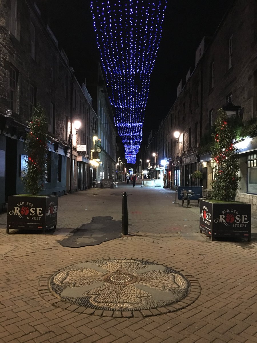 RedRedRoseSt's tweet image. Oor wee street looks awfy bonnie tonight! There’s live music in @Element_Ed and Rabbie The Musical followed by the Burns Comedy Show in the Basement Theatre! #RedRedRoseSt