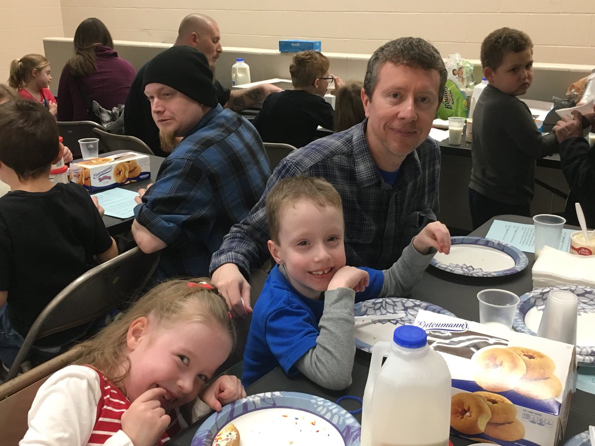 RidpathPrimary1's tweet photo. #Dad’sDay #RPkindergarten #RPDad’sRock https://t.co/vFj38qlEkx