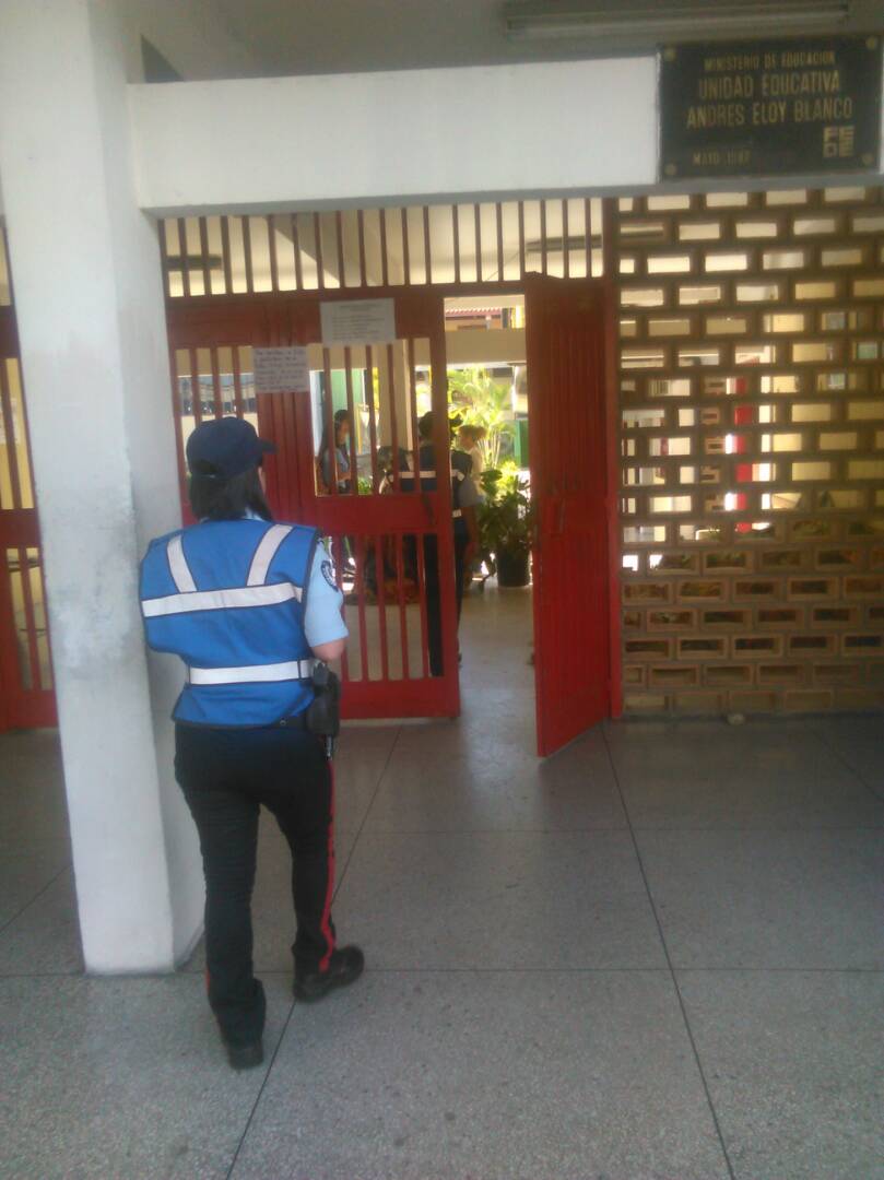 polimerida's tweet photo. #IAPEM @Visipol_MIJP @GMAtodaVidaVZLA @end_cha el Servicio de Policía Comunal es permanente, de proximidad con respeto a los valores, la identidad y la cultura propia de cada comunidad, complementa los organismos de Seguridad Ciudadana establecidos por el Gobierno Bolivariano. https://t.co/UgmGjJ9oz7